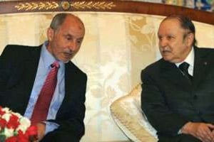 Mustapha Abdeldjallil (g) et Abdelaziz Bouteflika, à Alger le 15 avril 2012. © AFP