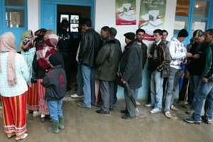 Des électeurs algériens devant un bureau de vote de Tizi Ouzou, le 9 avril 2009. © AFP