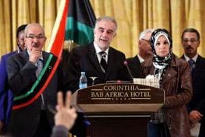 Luis Moreno-Ocampo (C), lors d’une conférence de presse, le 23 novembre 2011 à Tripoli. © AFP