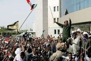Le président soudanais Omar el-Béchir devant ses partisans à Khartoum, le 20 avril 2012 © AFP