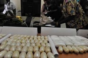 Des paquets de cocaïne dans un commissariat de Bissau, le 21 mars 2012. © Issouf Sanogo/AFP