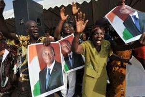 Des partisans d’Alassane Ouattara l’accueillent, le 22 avril 2012 à Guiglo. © AFP