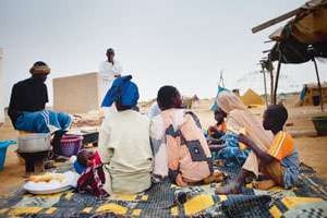 Une famille de Négro-Mauritaniens rapatriés, accueillies sur le site de Rosso-Lycée. © Émilie Régnier pour J.A.