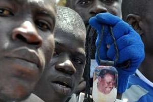 Des partisans de Cheikh Bethio Thioune (en portrait sur le médaillon), le 25 mars à Dakar. © AFP
