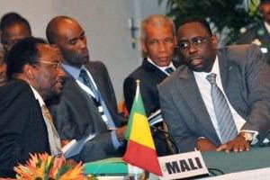 D. Traore, président malien par interim (G) et M. Sall le 26 avril, à Abidjan. © AFP
