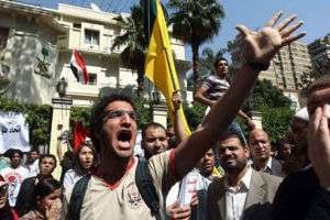 Des Égyptiens manifestent devant l’ambassade saoudienne, au Caire, le 26 avril. © AFP
