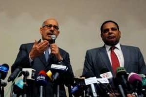 Mohamed el-Baradei (g) et l’écraivain Alaa al-Aswany, au Caire, le 28 avril 2012. © AFP