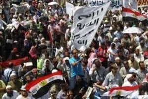 Des manifestants salafistes, place Tahrir, au Caire, le 27 avril. © AFP
