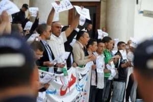 Manifestation de jeunes travailleurs du secteur public à Alger, le 29 avril 2012. © AFP