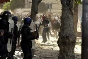 Les scènes d’émeutes entre la jeunesse et la police sont fréquentes en Algérie. © AFP
