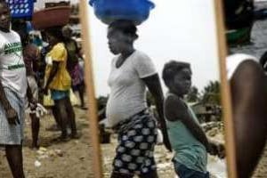 Janis Otsiemi trouve le ton exact pour rendre l’ambiance des bas-fonds de Libreville. © AFP