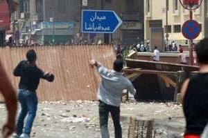 Affrontements entre des manifestants hostiles au pouvoir et des assaillants, le 2 mai au Caire. © AFP