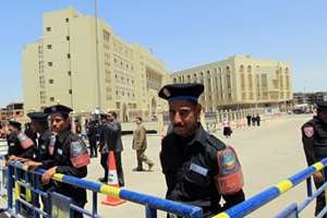 Des policiers égyptiens devant les bureaux du Procureur militaire. © AFP