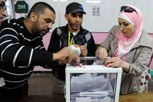 Des assesseurs commencent à dépouiller les votes, le 10 mai 2012 à Alger. © AFP