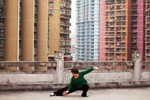 Séance de Taï-chi-chuan sur le toi d’un immeuble de la mégalopole. © Alexander F. Yuan/AP/Sipa