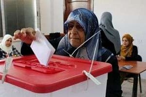 Une Libyenne vote à Benghazi, le 19 mai 2012. © AFP