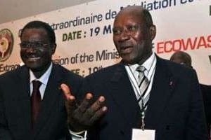 Le ministre ivoirien des Affaires étrangères Daniel Kablan Duncan (D) et Kadre Desire Ouedraogo. © AFP