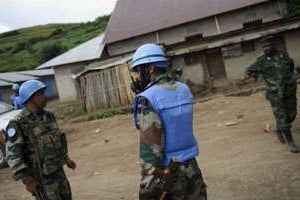 Des casques bleus de l’ONU sont stationnés près de Bunagana, le 19 mai 2012. © AFP
