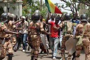 Des manifestants ont agressé le président par intérim malien lundi 21 mai. © AFP
