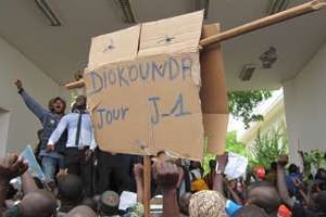 Des manifestants hostiles à Dioncounda Traoré dans le palais présidentiel à Bamako le 21 mai. © Baba Ahmed