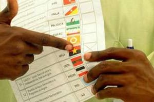 Un assesseur montre un bulletin de vote pour les élections générales, le 6 septembre 2008. © AFP