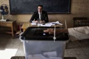 Un officiel égyptien surveille le bon déroulement du scrutin dans un bureau de vote. © Marco Longari/AFP