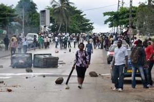 Des étudiants font face aux forces de l’ordre à Libreville, le 18 avril. © AFP