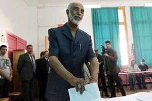 Abdelaziz Belkhadem vote pour les législatives, le 10 mai 2012 à Alger. © AFP