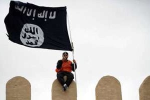 Un islamiste brandit un drapeau salafiste disant © AFP