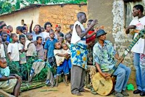 Genre musical typique de la province, le karindula (du nom du banjo géant) est omniprésent. © Muriel Devey
