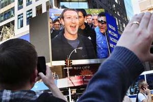 Le visage de Zuckerberg à New York après l’introduction en bourse de Facebook. © Shannon Stapleton/Reuters