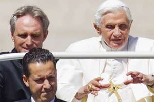 Le Pape Benoït XVI, son secrétaire, et Paolo Gabriele, son valet de chambre (au premier plan). © AP/SIPA