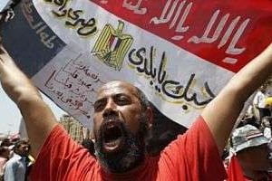 Un homme manifeste place Tahrir en Egypte contre le candidat à la présidentielle Ahmed Shafiq. © AFP