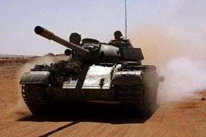 Un tank de l’armée libyenne roule dans le désert près de Koufra, le 1er mars 2012. © AFP