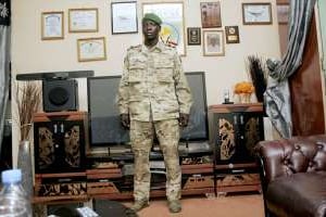 Dans son bureau de Kati, le 25 mai. Le capitaine Sanogo craint pour sa sécurité. © Emmanuel Daou Bakary pour J.A.