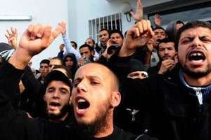 Des étudiants salafistes devant l’université de la Manouba, à Tunis. © AFP