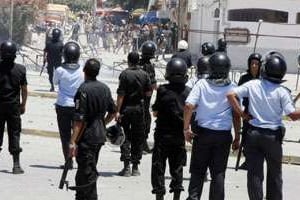 Affrontements entre policiers et manifestants à Intilaka, près de Tunis, le 12 juin 2012. © AFP