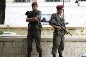 Des soldats tunisiens postés aux abords de la Kasbah, le 12 juin 2012 à Tunis. © AFP