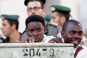 Le 23 mai, à Tel-Aviv, les habitants du quartier Hatikva s’en sont pris aux réfugiés africains. © Ariel Shalit/AP/Sipa