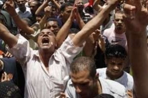Des manifestants égyptiens protestent contre l’armée, le 15 juin 2012 sur la place al-Tahrir. © AFP