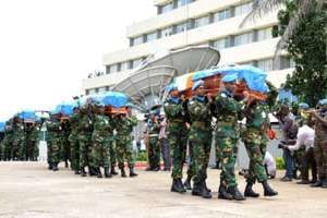 Des casques bleus portent les cercueils de soldats tués dans le sud du pays en juin 2012. © AFP