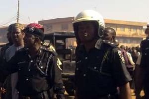 Des policiers et habitants à Kaduna, au Nigéria. © AFP
