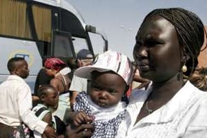 Des immigrés sud-soudanais sont rassemblés dans une station d’autobus en Israël, le 17 juin 2012. © AFP