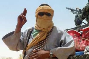 Un combattant du groupe islamiste Ansar Eddine, le 24 avril 2012 près de Tombouctou. © AFP