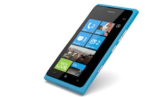 Avec son nouveau modèle, le Nokia Lumia 900, la marque finlandaise veut concurrencer le futur iPhone 5 d’Apple.