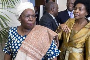 Février 2012. La chef de la diplomatie (à dr.) mène campagne pour Nkosazana Dlamini-Zuma (à g.). © AFP