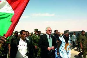 Christopher Ross arrivant à Tindouf entouré des membres du Polisario, le 22 février 2009. © AFP