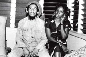 Bob Marley et Pascaline Bongo, dans les années 1980. © D.R.