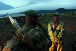 Soldats de l’armée régulière congolaise à Kibumba, près de la frontière rwandaise. © AFP