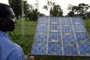 Panneaux solaires au Burkina Faso. © AFP